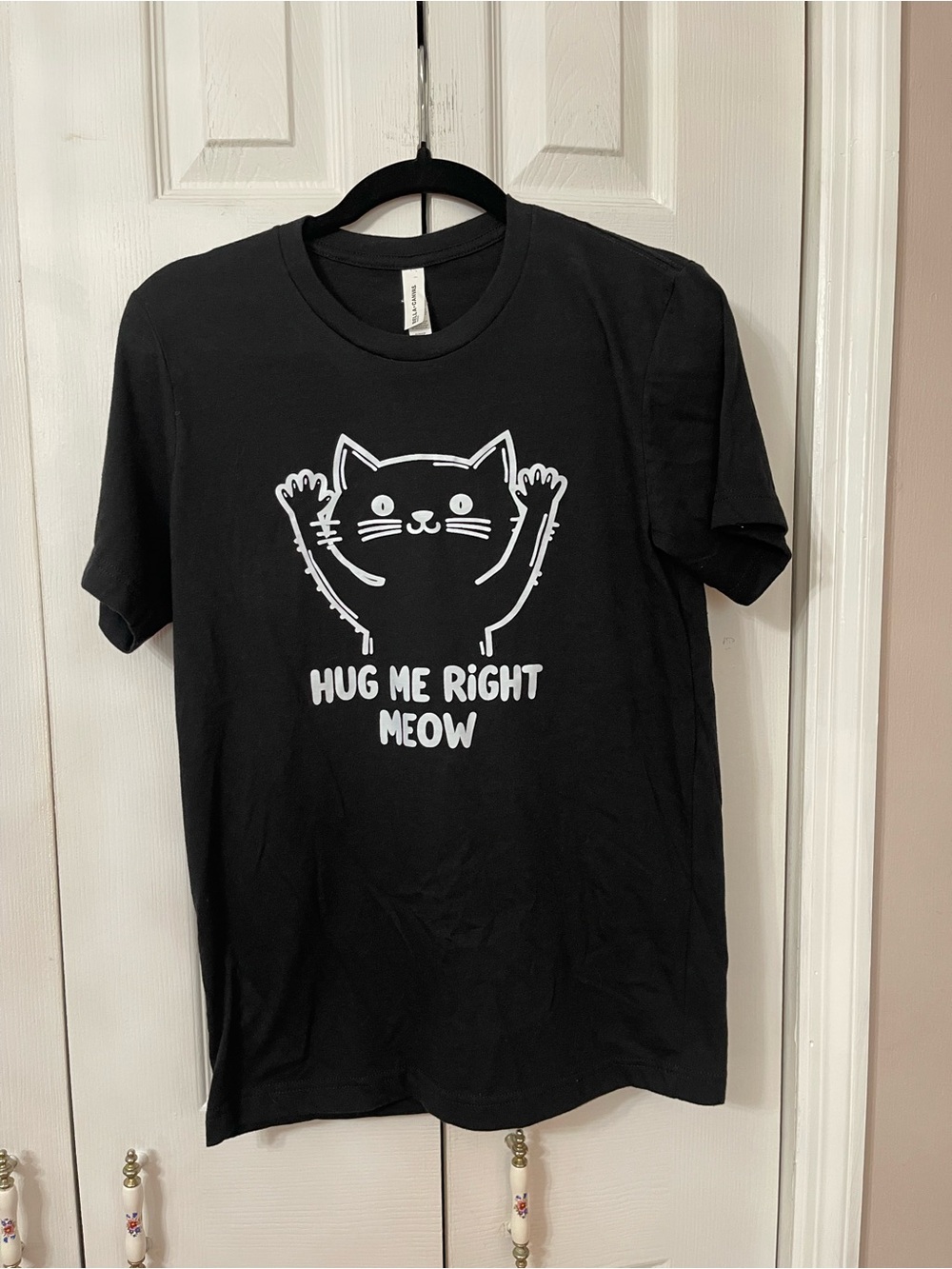 NWOT Hug Me Right Meow Woman’s T-shirt Size Small